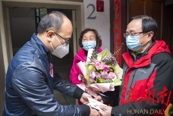 3月6日,长沙市雨花区三重星都心小区,志愿者上门慰问抗疫一线医护人员家属