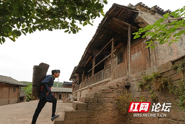背柴、打水、打谷……淳朴的老人和原始的农耕方式。