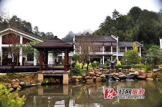 在汝城官溪山庄,选手展示颇具特色的畲族服饰.