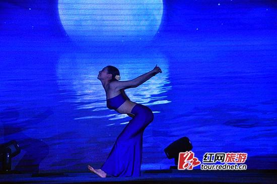 决赛之夜，何叶琴表演的舞蹈《赞他》得到满堂喝彩。