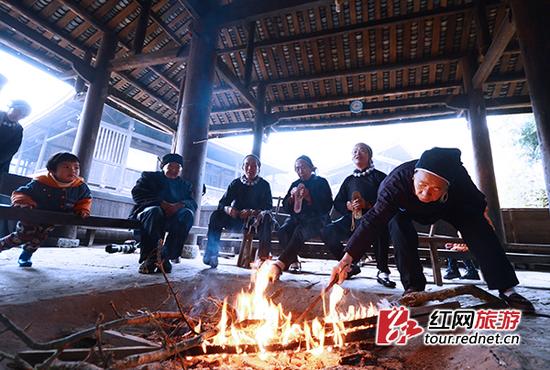 侗寨老人围坐鼓楼火堆。 