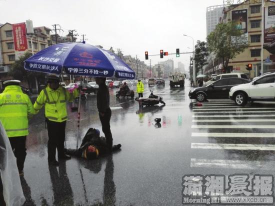 执勤交警为伤者撑伞。 图/受访者提供
