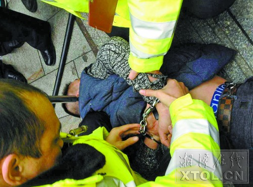 交警制伏持刀男子现场