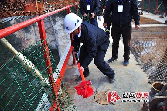最后一块加劲梁吊装