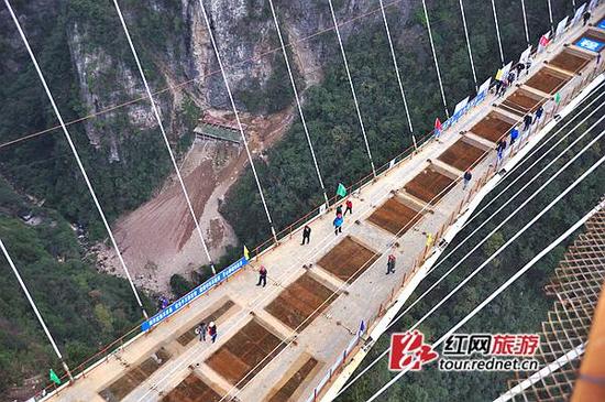 在经过后期调整、焊接和玻璃安装后,玻璃桥将于2016年“五一”前与游客见面。