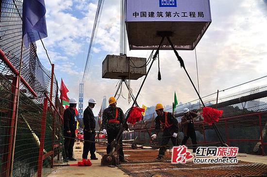 3日上午,目前世界最长、最高玻璃桥在湖南张家界大峡谷合龙。
