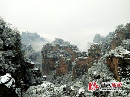 雪中峰墙更壮观。