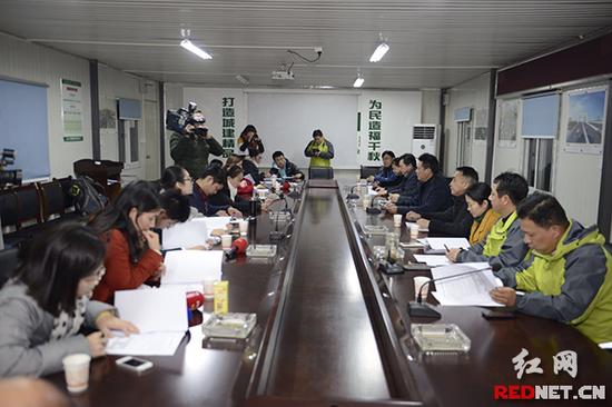 （12月21日晚，长沙市工务局联合上海隧道股份市政集团举行新闻通气会，公布万家丽路地面辅道施工进度。）