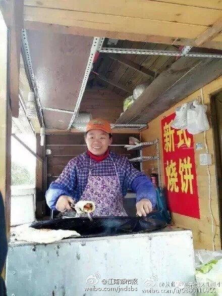 卖烧饼大姐酷似王宝强。
