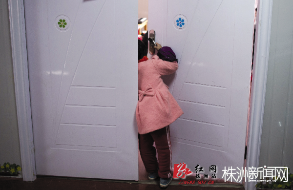 凡凡对康复项目学知识的课堂十分感兴趣,自己下课时也会站在门口看别的小朋友上课,跟着一起唱歌、跳舞