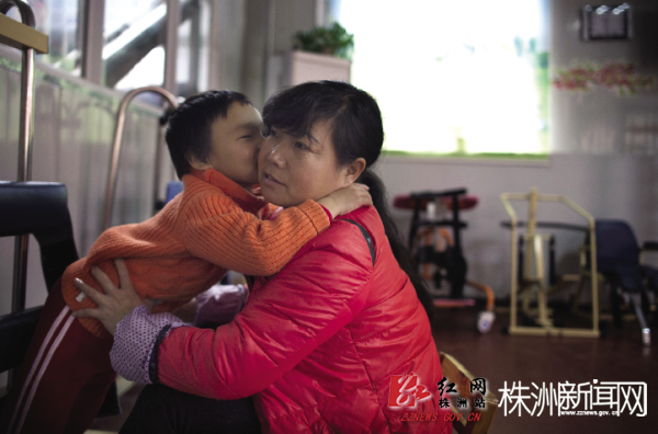 凡凡很依赖妈妈,跟她3岁时第一次开口叫妈妈一样,每次她亲吻、拥抱妈妈,妈妈都会很欣慰