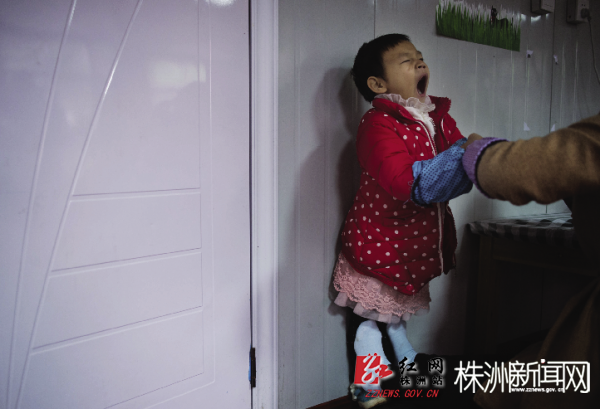 站姿训练对于凡凡来说很痛苦,在妈妈的控制下她打起了哈欠