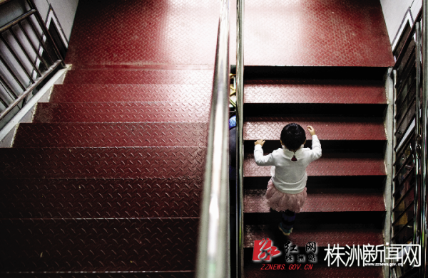 上楼训练时,凡凡将手臂抬起,努力控制自己身体的平衡,一级一级的台阶是他们必须迈过的坎