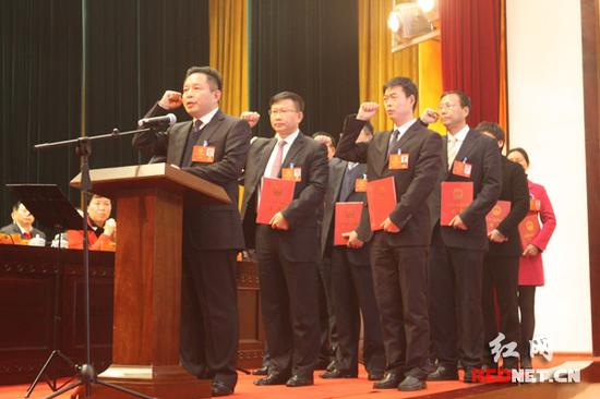 当选人员向宪法宣誓。