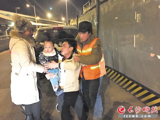 鸿鸿的父亲见到鸿鸿后,感激得跪在环卫工陈师傅面前,陈师傅立即将其扶起。 宏伟 摄