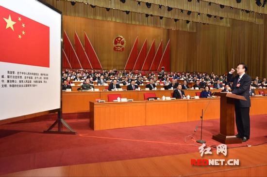 新当选的湖南省人大常委会副主任李友志向宪法宣誓