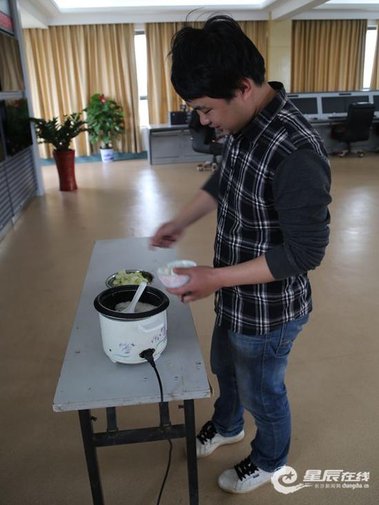 (春节期间食堂阿姨回家了,只能自己做饭吃。)