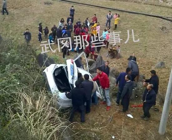 邵阳两车相撞 一小车载3人掉下十几米深农田
