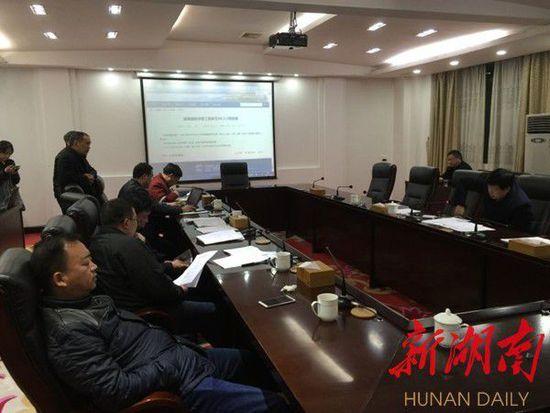 25日凌晨零点30分，桃江县委领导和益阳市地震局专家正在进行会商。新湖南客户端记者