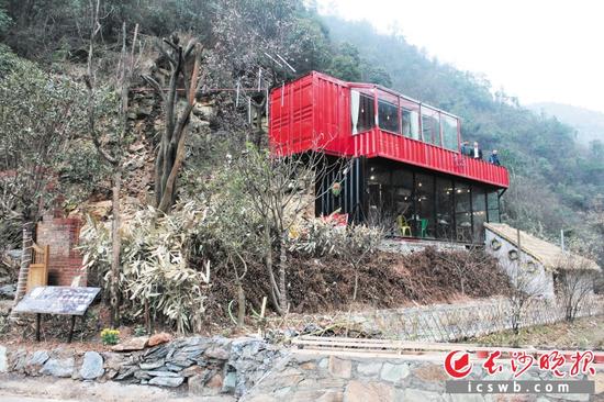 　　在浏阳洞阳九溪村村口，由集装箱改建的这样一幢酒店非常醒目。长沙晚报记者 颜开云 摄