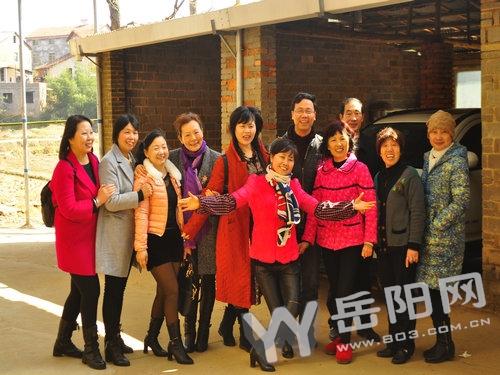 “美妍之家”群友和“爱情神话”男女主人公合影