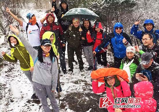 山下阳光明媚，山上却是大雪纷飞。