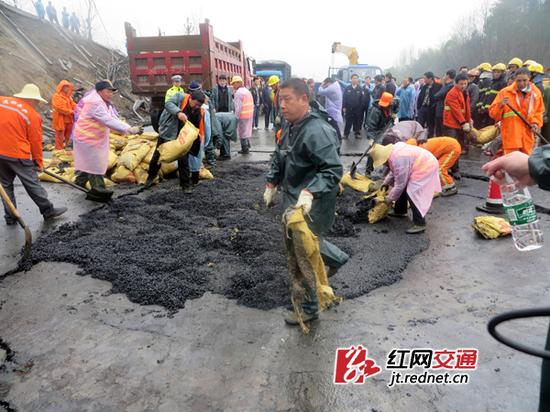 事故将高速路基炸出20㎡大的坑，四周路面有开裂现象，该路段南往北交通完全瘫痪。