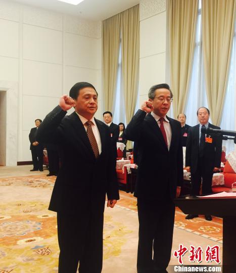3月31日,宪法宣誓仪式上,贵州省副省长卢雍政(图右)、黄家培(图左)宣誓。 张伟 摄 3月31日,宪法宣誓仪式上,贵州省副省长卢雍政(图右)、黄家培(图左)宣誓。 张伟 摄