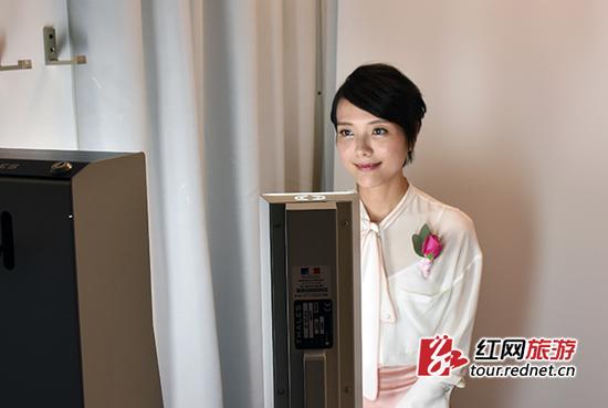 现场,知名主持人杨乐乐受邀成为长沙签证中心第一位录指纹成功的签证申请人。