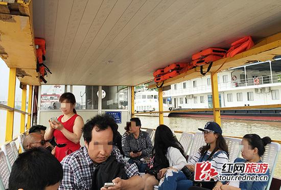 时刻新闻记者暗访全程,船工并未提醒游客穿戴救生衣,游客行走站立无人提醒。