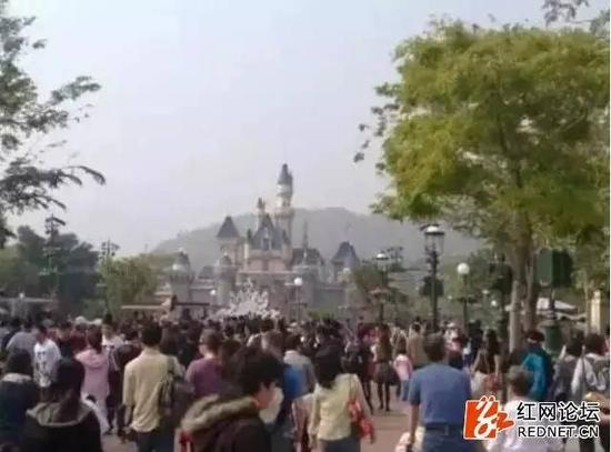 大门口是这样的: