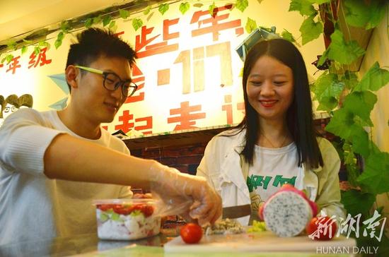 5月28日,吴宇和罗一帆在做水果捞。