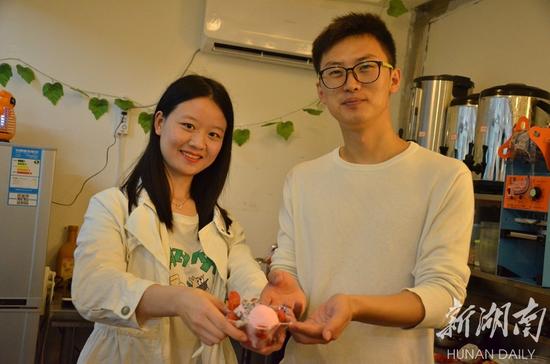 5月28日,吴宇和罗一帆在展示水果冰淇淋。