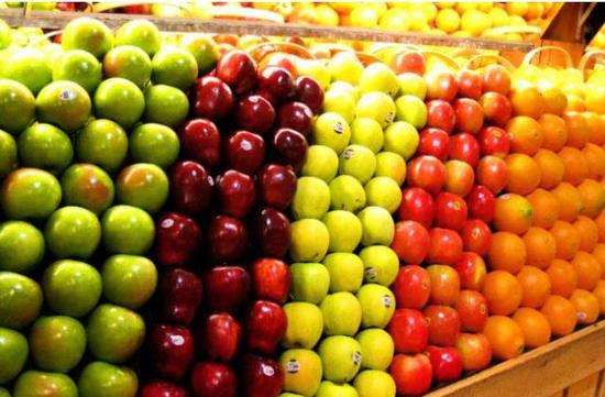 记者曝光超市卖水果真相 变质水果切开卖销量