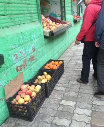 记者曝光超市卖水果真相 变质水果切开卖销量