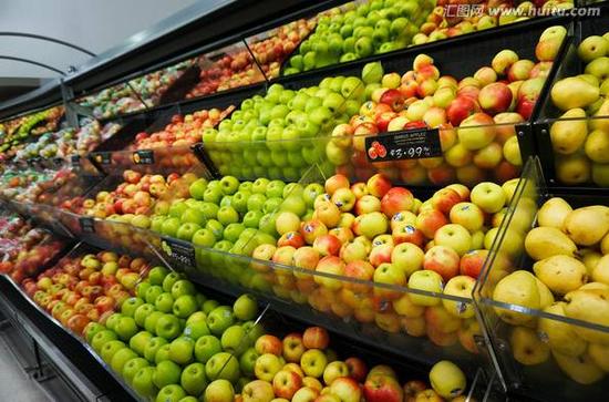 记者曝光超市卖水果真相 变质水果切开卖销量