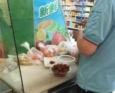 记者曝光超市卖水果真相 变质水果切开卖销量