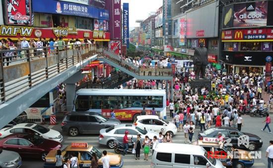长沙黄兴路步行街昔日的繁华场面。资料图。