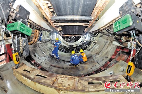 昨日上午,长沙市轨道交通3号线一期工程长沙大学站左线盾构始发。长沙晚报记者 王志伟 摄