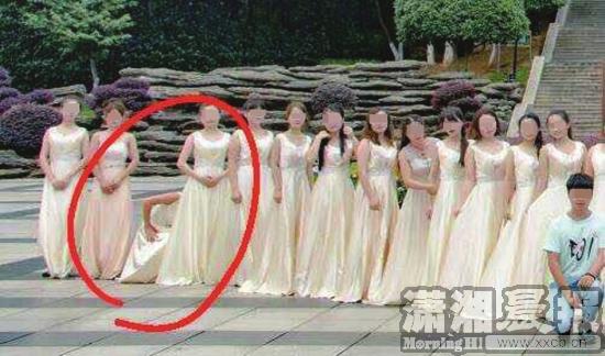 一组女生穿礼服的合影,一名女生仅出现了一只胳膊。受访者供图