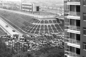 7月10日,天心区德馨苑,与小区一墙之隔的空地上,堆满了化学品空桶。图/记者华剑