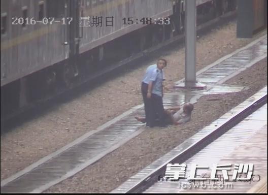  湘潭一男子吐痰别人看不惯 被推下火车站台