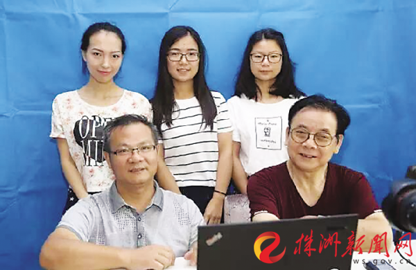 南京大学陈立中教授(左一)主持的调查队与朱培旭(右一)合影(醴陵发布 供图)