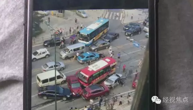 长沙一疯狂大巴致8车连环相撞 众人施救3人受伤