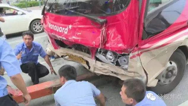 长沙一疯狂大巴致8车连环相撞 众人施救3人受伤