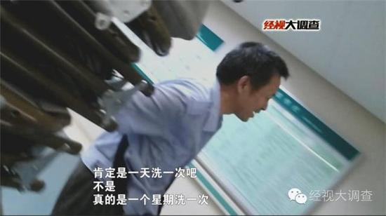 而对于这种棉被在不同病室、不同病床混用的情况,负责租赁业务的工作人员却轻描淡写,两天洗一回又变成了一个星期洗一回。