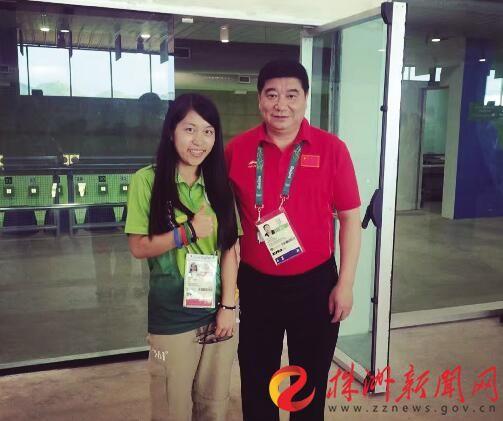 白婷在里约和奥运冠军、现任射击队总教练王义夫合影(受访者 供图)