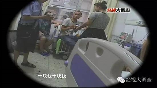 这个负责出租“陪护床”的工作人员表示,被套他们每天都会换洗、换上干净的!