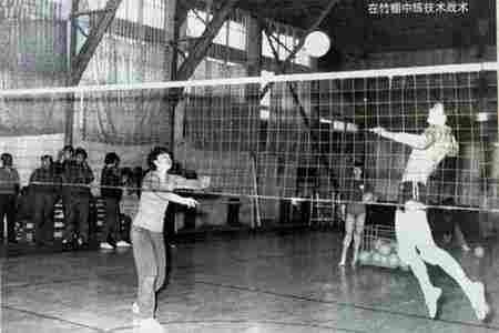 1979年,中国女排队员在郴州训练基地合影。