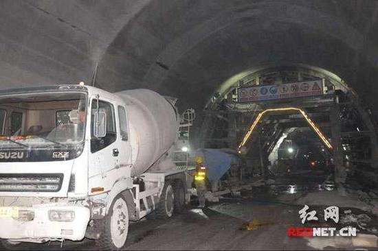 施工工人正在对最后一百米隧道进行二衬施工。